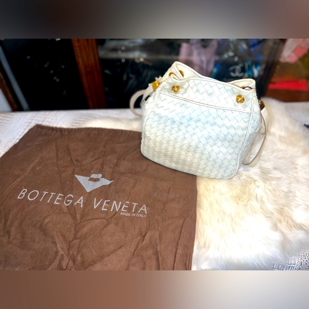 EXTREMELY RARE Vintage BOTTEGA VENATA cream lambskin basket woven shoulder bag.